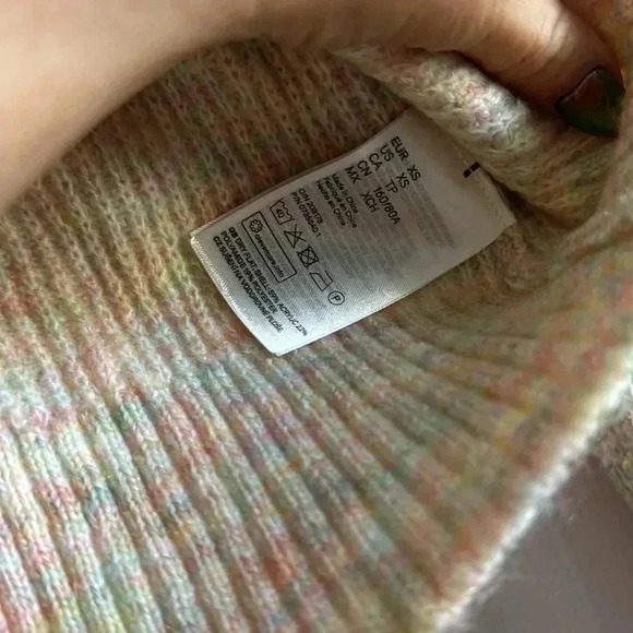 H&M Divided | Multi-colored Cream Sweater | size XS - Picture 5 of 6